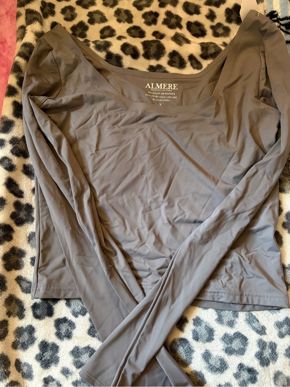 Women's Long Sleeve Scoop Neck Top in Taupe Gray-small